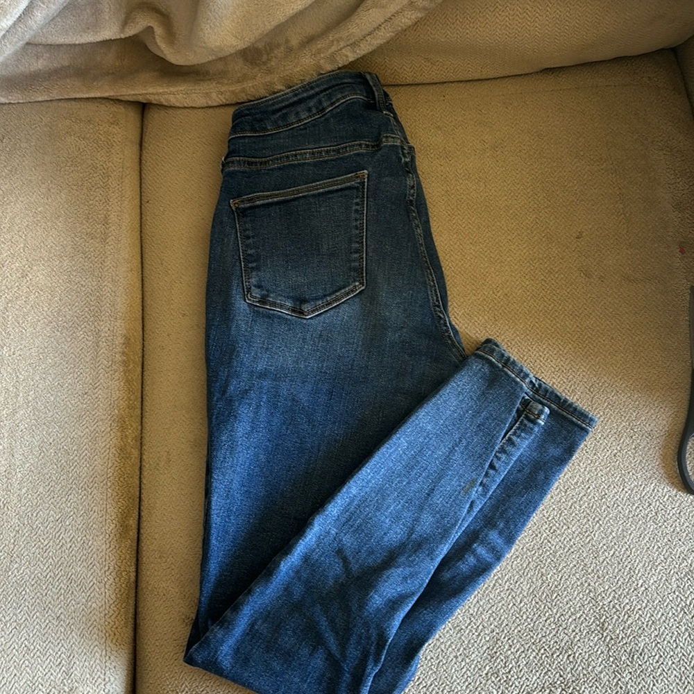 Universal thread skinny light blue jeans size 6/28